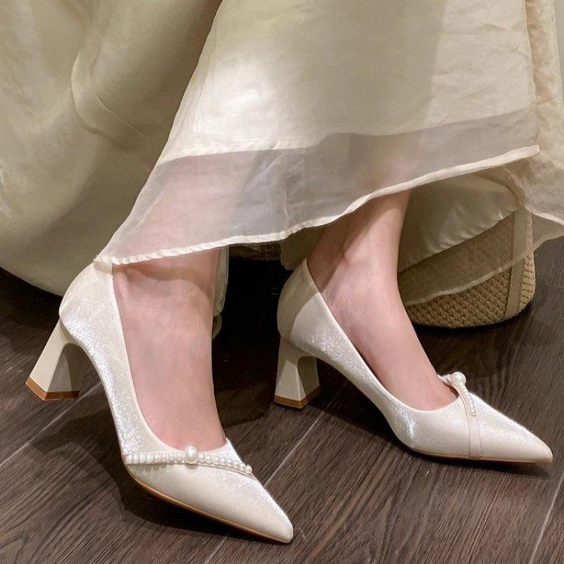 Slip Dress Satin - Elegante, perlenverzierte Pumps mit spitzer Zehenpartie